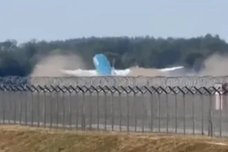munique:-boeing-787-vietnam-airlines-raspa-cauda-na-decolagem-e-pousa-de-emergencia-apos-levantar-voo-fora-da-pista