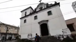 incendio-atinge-sacristia-de-igreja-em-sao-vicente-apos-curto-circuito-e-mobiliza-fieis