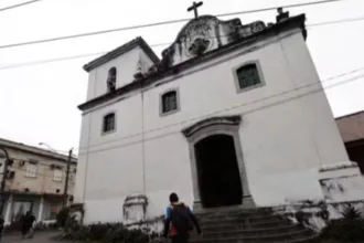 incendio-atinge-sacristia-de-igreja-em-sao-vicente-apos-curto-circuito-e-mobiliza-fieis