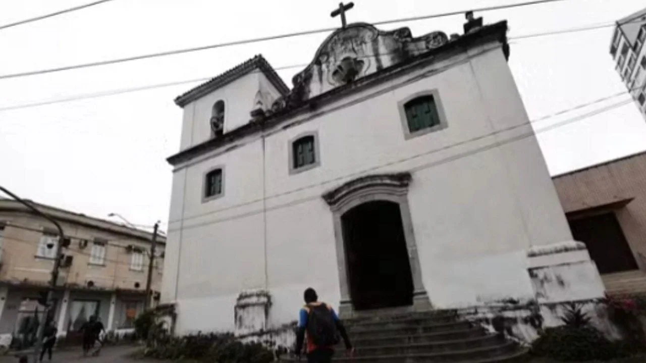 Incêndio atinge sacristia de igreja em São Vicente após curto-circuito e mobiliza fiéis