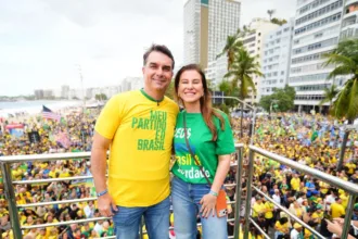 Ato de Flávio Bolsonaro em Copacabana com 8,9 mil pessoas