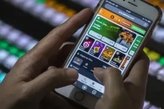 Mães endividadas apostando online para complementar renda