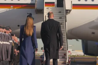 Príncipe William e Kate Middleton em viagem aérea