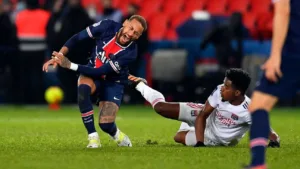 Neymar e Thiago Mendes em campo, simbolizando a rivalidade