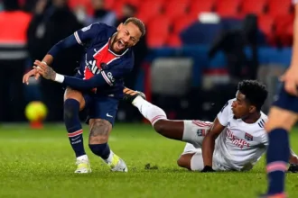 Neymar e Thiago Mendes em campo, simbolizando a rivalidade