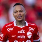 Janderson, artilheiro do Vila Nova, em campo na Série B