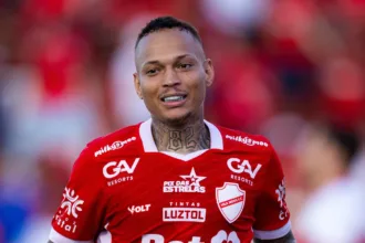Janderson, artilheiro do Vila Nova, em campo na Série B