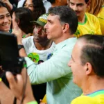 Flávio Bolsonaro vestindo colete à prova de balas após ameaças