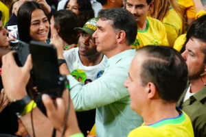 Flávio Bolsonaro vestindo colete à prova de balas após ameaças