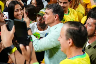 Flávio Bolsonaro vestindo colete à prova de balas após ameaças