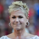 Xuxa durante show com figurino que causou gafe