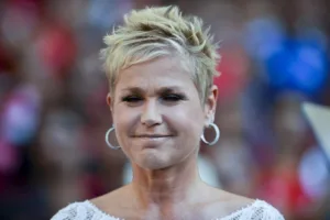 Xuxa durante show com figurino que causou gafe