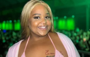 mc-carol-exibe-transformacao-em-passeio-de-lancha-com-bella-campos-e-biquini-apos-perder-65-kg