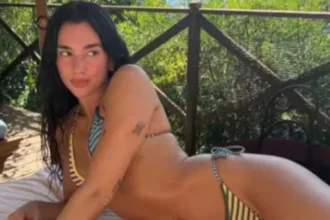 dua-lipa-aproveita-sol-na-italia-e-exibe-anel-de-casamento-durante-viagem-com-amigas