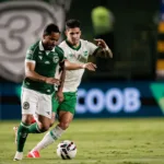 Goiás x Juventude em campo no primeiro tempo sem gols