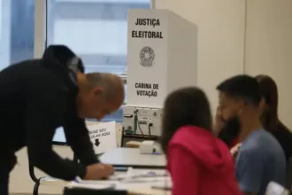 Padre brasileiro excomungado desafia Vaticano