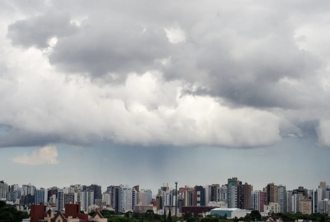 Massa de ar frio derruba temperaturas e encerra calor intenso no Sul e Sudeste