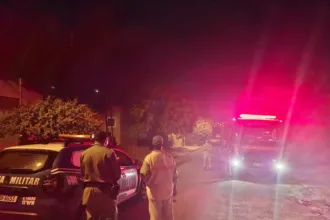 Incêndio em Jataí com homem ateando fogo em sofás