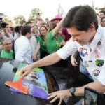 Daniel Vilela inicia campanha com adesivaço em Goiânia