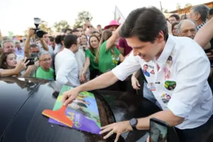 Daniel Vilela inicia campanha com adesivaço em Goiânia