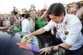 Daniel Vilela inicia campanha com adesivaço em Goiânia