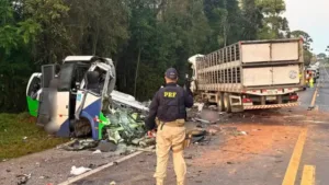 Acidente entre micro-ônibus e carreta no Paraná