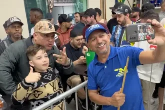 Baianinho de Mauá jogando sinuca, candidato a deputado