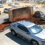 caminhao-carregado-com-terra-tomba-e-atinge-carro-estacionado-em-aparecida-de-goiania