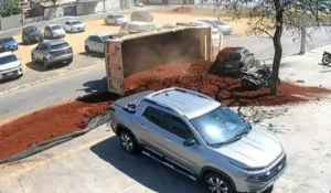 caminhao-carregado-com-terra-tomba-e-atinge-carro-estacionado-em-aparecida-de-goiania