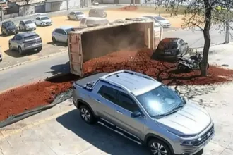 caminhao-carregado-com-terra-tomba-e-atinge-carro-estacionado-em-aparecida-de-goiania