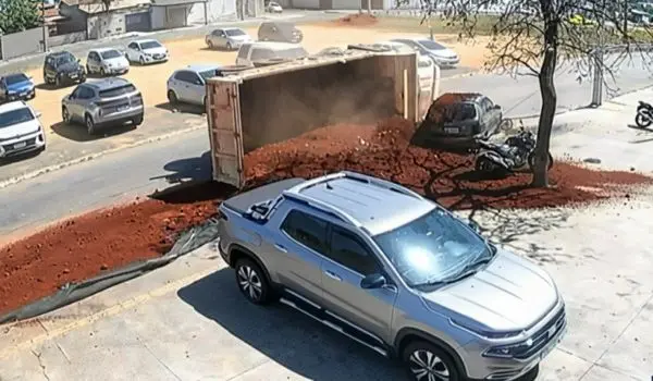 Caminhão tomba em Aparecida de Goiânia e causa danos a veículo estacionado