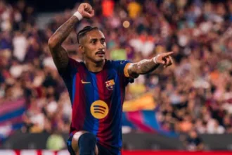 raphinha-balanca-a-rede-para-barcelona-de-penalti-no-spotify-camp-nou