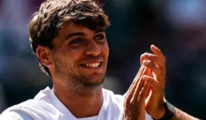 flavio-cobolli-vence-jodar-de-virada-e-assegura-vaga-nas-quartas-em-cincinnati