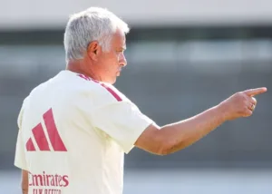 mourinho-detalha-posicao-em-controversia-de-racismo-envolvendo-vini-jr.-e-prestianni-no-real-madrid