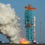 foguete-da-re?-china-consegue-feito-inedito-ao-fazer-propulsor-voltar-e-pousar-em-terra-firme;-video