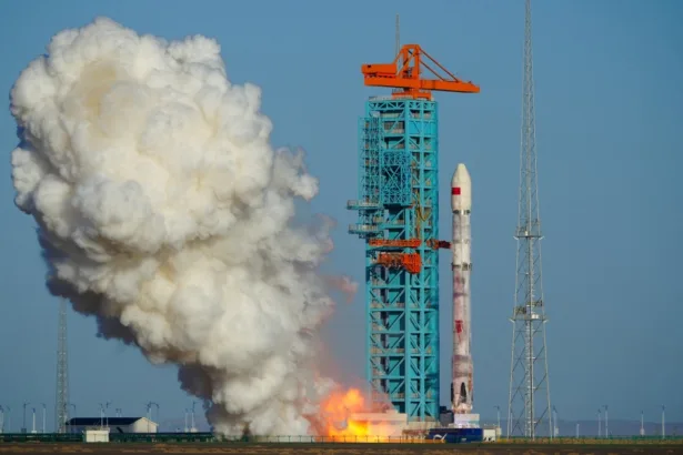 foguete-da-re?-china-consegue-feito-inedito-ao-fazer-propulsor-voltar-e-pousar-em-terra-firme;-video