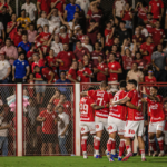 6-a-0-sobre-a-ponte-preta-vira-maior-goleada-do-vila-nova-na-serie-b;-confira-outras