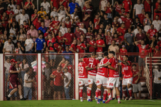 6-a-0-sobre-a-ponte-preta-vira-maior-goleada-do-vila-nova-na-serie-b;-confira-outras