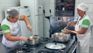 go:-merendeiras-de-escolas-transformam-ingredientes-do-cotidiano-em-pratos-de-concurso