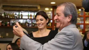 Irmã de Michelle cuidando de Bolsonaro