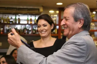 Irmã de Michelle cuidando de Bolsonaro