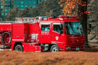 incendio-atinge-predio-residencial-em-toquio-e-pessoa-pode-estar-presa-no-local