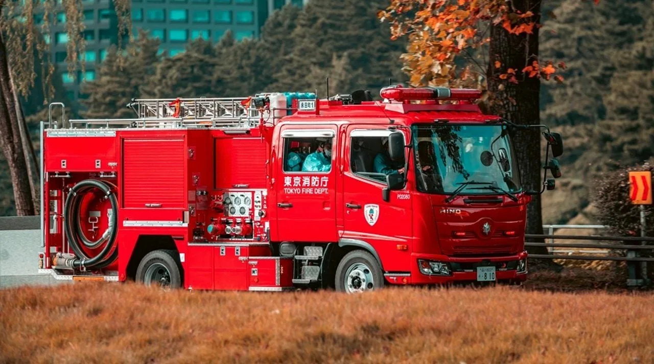 Incêndio atinge prédio residencial em Tóquio e pessoa pode estar presa no local