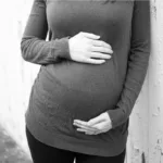 Mães adolescentes em Goiás segurando bebês em 2025