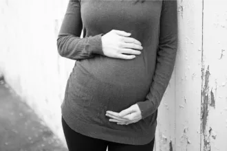 Mães adolescentes em Goiás segurando bebês em 2025