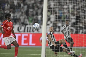 Arthur Cabral perde gol sem goleiro em Botafogo x Cienciano