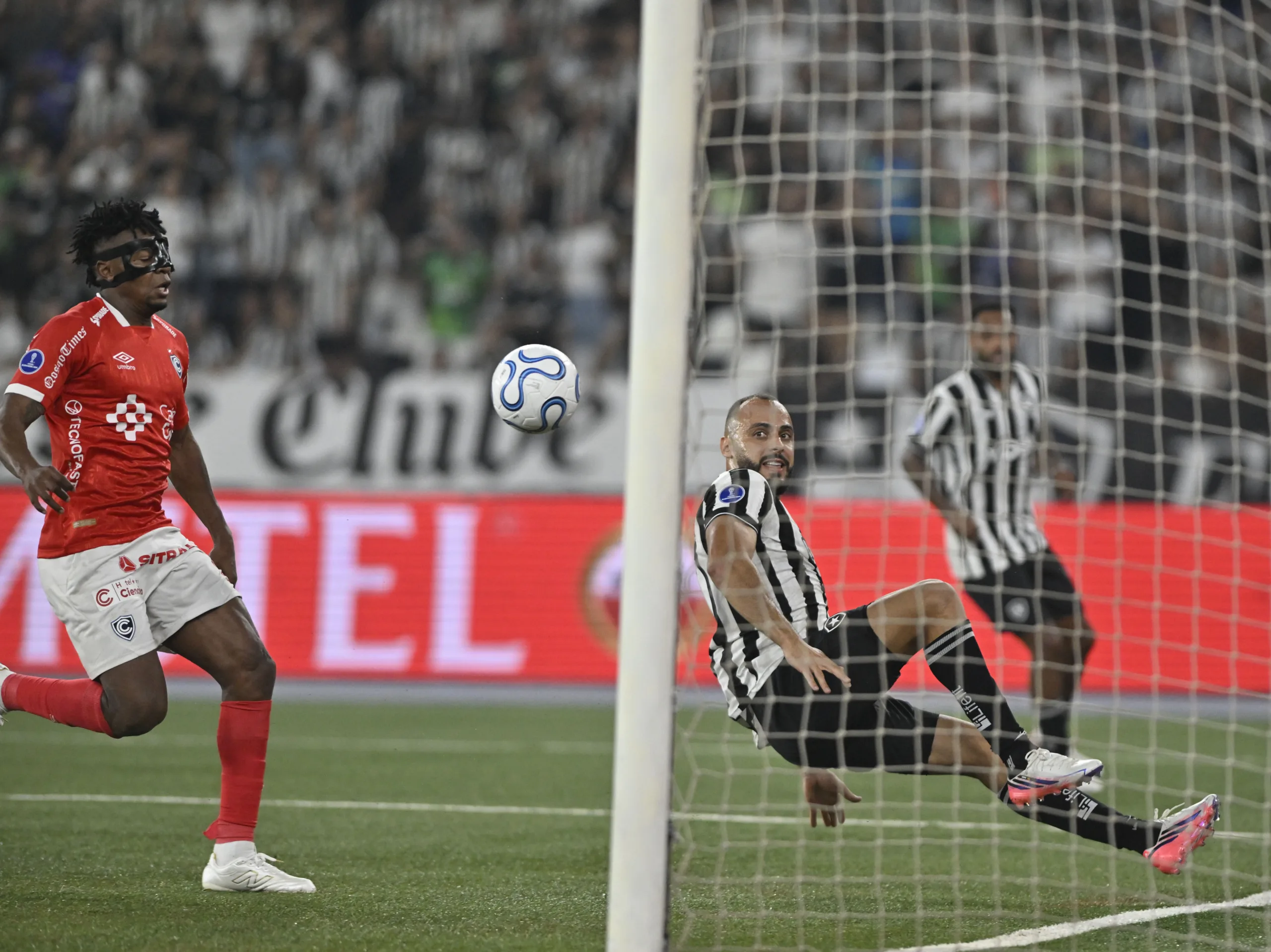 Inacreditável! Arthur Cabral perde chance sem goleiro em Botafogo x Cienciano; veja vídeo – ge