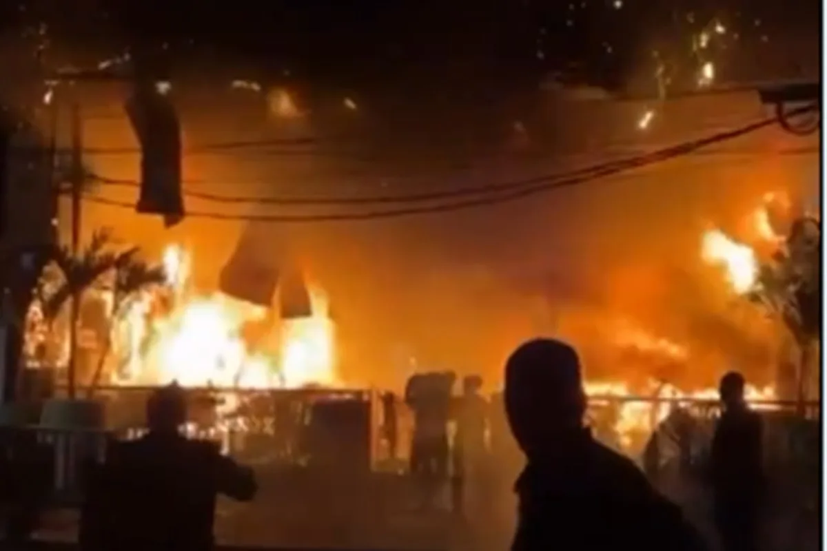 Incêndio de grandes proporções atinge bar na Barra da Tijuca, no Rio