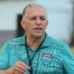 Técnico Zé Humberto durante treino no Nova Lavras