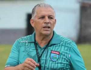 Técnico Zé Humberto durante treino no Nova Lavras